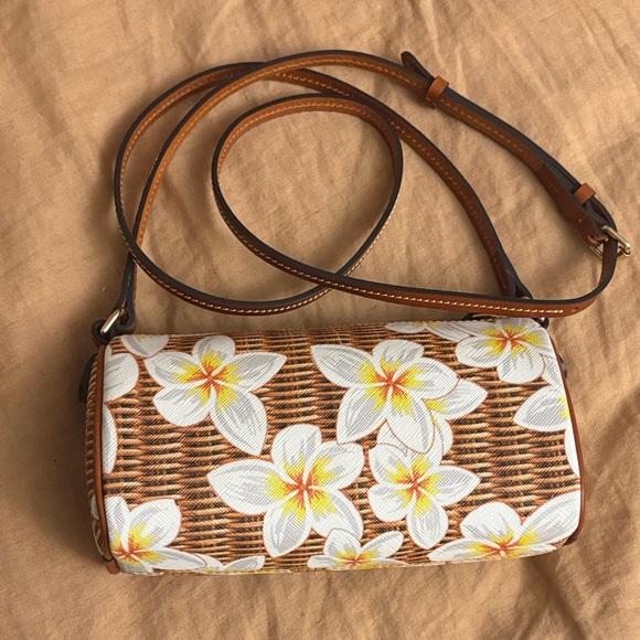 NWT Dooney & Bourke Plumeria Suki Floral Wicker-Print Small Buffy Crossbody Bag - Picture 6 of 6